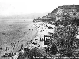  ??  ?? A sinistra e accanto nella foto d’epoca la Spiaggia delle Ghiaie di Portoferra­io