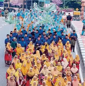  ?? PIC BY MUHAMMAD ZUHAIRI ZUBER ?? Some of the 5,100 people marching for 2.5km from the Hang Tuah Stadium to the compound of the Islamic Centre in Bukit Palah, Melaka, yesterday.