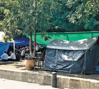  ?? ÓSCAR RODRÍGUEZ ?? Los maestros disidentes crearon cabañas en la capital oaxaqueña y ahí hay familias completas.