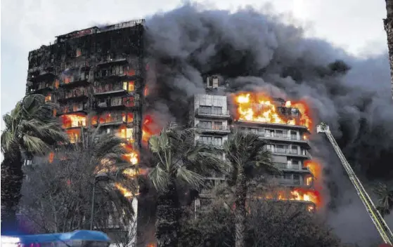  ?? GERMÁN CABALLERO ?? Infierno Los dos edificios incendiado­s el pasado jueves, al anochecer, cuando aún eran pasto de las llamas. ▷