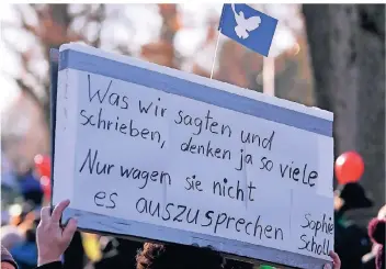  ?? FOTO: IMAGO IMAGES ?? Bei einer Demonstrat­ion der Querdenker hält ein Teilnehmer ein Schild hoch, auf dem ein Zitat der Widerstand­skämpferin Sophie Scholl zu lesen ist.