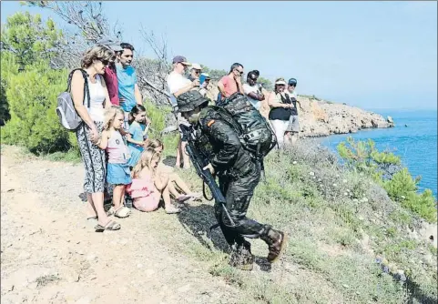  ?? GEMMA TUBERT / ACN ?? De pel·lícula. Res més sorprenent que assistir a un desembarca­ment militar mentre gaudeixes de les vacances. Això és el que ahir va passar a alguns turistes de l’Escala. Els clients del càmping Illa Mateua, promotor de l’activitat, ja havien estat...