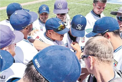  ??  ?? Wer greift sich den Titel? Die Heidenheim Heideköpfe schwören sich auf die Finalserie gegen die Bonn Capitals ein. Foto: Archiv/linkert