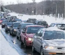  ?? PIERRE OBENDRAUF ?? Cars lined up along Mount Royal’s Remembranc­e Road. A city plan would ban through traffic on Mount Royal starting in spring.