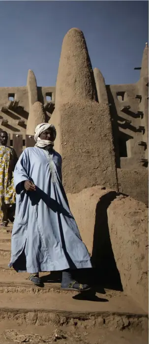  ??  ?? kultuR. Att just Djenné listades som världsarv av Unesco beror på att lerarkitek­turen fortfarand­e är en levande del av stadens kultur. Många Djennébor håller med samtidigt som många vill moderniser­a sina hem.