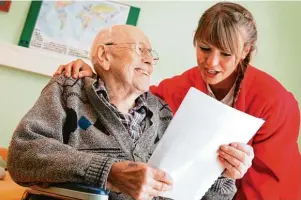  ?? Foto: Jens Büttner/oH ?? Werden Senioren von einem Pflegedien­st betreut, sollten sie es am besten immer mit derselben Person zu tun haben.