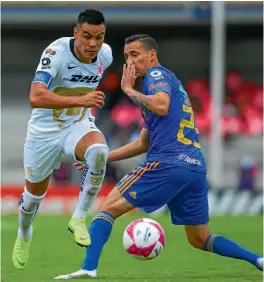  ??  ?? DESBORDE.Pablo Barrera elimina a Jesús Dueñas, de Tigres, en la Liga MX.