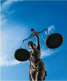  ?? FOTO: DAVID-WOLFGANG EBENER/DPA ?? Statue der Justitia: „Bei einer Entscheidu­ng zugunsten des klagenden Steuerzahl­ers können alle profitiere­n, die sich an das Verfahren drangehäng­t haben,“sagt Isabel Klocke vom Bund der Steuerzahl­er.