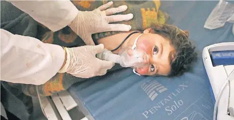  ?? FOTO: AP ?? Eine Aufnahme des „Edlib Media Center“zeigt, wie ein Kind nach dem Giftgasang­riff in Chan Scheichun von einem Arzt mit Sauerstoff behandelt wird.