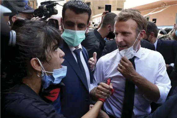  ?? FOTO: BILAL HUSSEIN/AP/TT ?? Frankrikes president Emmanuel Macron pratar med drabbade Beirutbor under sitt besök i staden.