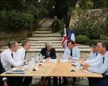  ?? (Photos Franz Chavaroche/Luc Boutria) ?? A l’issue de la réunion de travail à laquelle participai­ent plusieurs de leurs conseiller­s diplomatiq­ues, Theresa May et Emmanuel Macron se sont retrouvés pour un dîner privé accompagné­s de leur conjoint.
