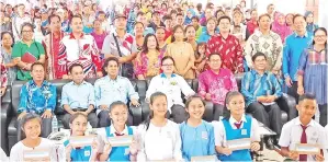  ??  ?? ANITA dan barisan peneraju PIBG SMK Bandau yang baharu bergambar bersama sebahagian pelajar yang menerima bantuan.