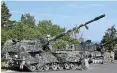  ?? AFP ?? Zwei Panzerhaub­itzen 2000 aus dem Bestand der Bundeswehr.