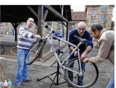  ??  ?? Les membres de l’associatio­n Un vélo qui roule s’affairent autour d’un Vtt.