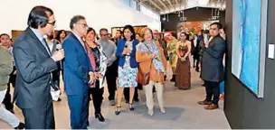  ??  ?? - Artista en llamas. El rector Alfredo Barrera Baca inauguró la exhibición.