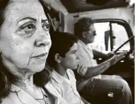  ??  ?? No alto e acima, Fernanda Montenegro, Vinícius de Oliveira e Othon Bastos em cenas de ‘Central do Brasil’