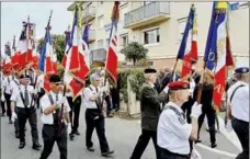  ?? - Crédits : MLM ?? Pas moins de 24 porte-drapeaux défilent de la Gendarmeri­e à la caserne des pompiers