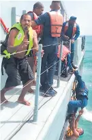  ??  ?? Efectivos de la naval de Puerto Castilla rescataron a los pescadores. El barco se quemó.