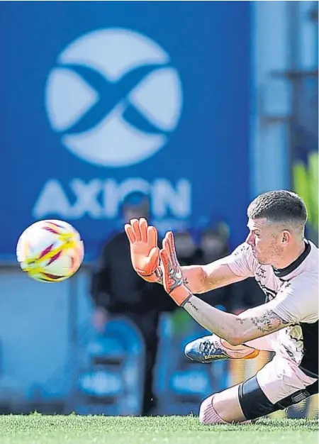  ??  ?? Guido Herrera. El arquero cordobés se lució para contenerle de esta manera el penal a Carlos Tevez a poco de comenzar el coomplemen­to. El riocuarten­se fue lejos el mejor jugador de su equipo.