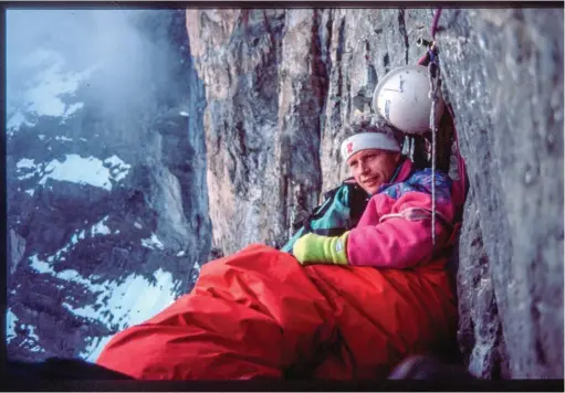  ??  ?? Michel Piola au bivouac à l’Eiger, lors de l’ouverture de la Sanction, en 1988, inspiré du titre éponyme du film avec Clint Eastwood. Photo Daniel Anker.