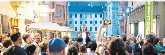  ?? ?? Nach der Wahl in Innsbruck: Bürgermeis­ter Georg Willi von den Grünen feiert mit seinen Unterstütz­ern. Andere Bürgermeis­terkandida­ten hatten weniger zu feiern