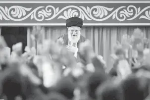  ?? — Gambar Reuters ?? BANTAH: Pemimpin Agung Iran Ayatollah Ali Khamenei bercakap semasa pertemuan dengan para pelajar di Hussayniye­h Imam Khomeini di Tehran, kelmarin.