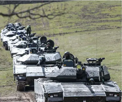  ?? ARKIVBILD: FREDRIK SANDBERG ?? ÖB vill se en ny inriktning på upprustnin­gen, men flera partier är tveksamma. På bilden övar ukrainska soldater med svenska stridsford­on 90.