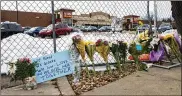  ?? ELIZA EARLE / THE NEW YORK TIMES ?? A memorial outside fencing that now surrounds King Soopers grocery store in Boulder, Colo., on Tuesday, following Monday’s shooting that left 10 people dead including a police officer.