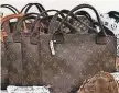  ?? FOTO: ANN NEWS ?? Zaplenjeni ponaredki torbic znamke Louis Vuitton
