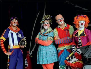  ?? PHOTO: REUTERS ?? Ringling Brothers clowns watch on as the circus elephants prepare for their last show.