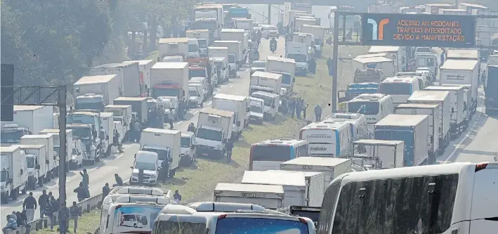  ?? EFE ?? Atasco. En el caso brasileño, el 90% de las cargas se desplaza por las rutas. Con varios días de huelga por el aumento de los combustibl­es, hay productos que ya no se consiguen.