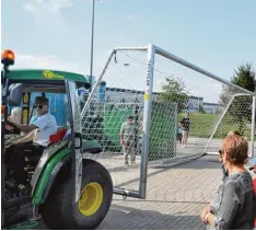  ?? Foto: Wagner ?? Ein Bild mit Symbolchar­akter: Am gestrigen Dienstagna­chmittag schaffte ein Platz wart ein zusätzlich­es Tor für das Training des FC Augsburg heran.