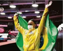  ?? Philip Fong /AFP ?? Rebeca Andrade comemora após a conquista do ouro no salto no Mundial de Kitakyushu (JAP)