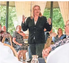  ?? FOTO: ERWIN POTTGIESSE­R ?? In ihrer Rede am Freitagabe­nd in ihrem Wahlkreis konzentrie­rte sich Sabine Weiss ganz auf den Wahlkampf zur Bundestags­wahl.