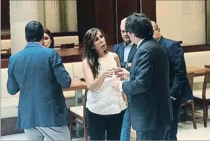  ?? ALEX CUBERO / EFE ?? Cafè per a tothom. Carles Puigdemont va compartir ahir un cafè amb Alicia Sánchez Camacho i altres diputats del PP, al bar del Parlament, en una xerrada distesa després de la tensió de la setmana