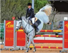  ?? Foto: Karl Aumiller ?? Lisa Zoller vom gastgebend­en Reiterhof Zoltingen, hier auf Carlo, gewann den Tur nierhöhepu­nkt, das M Springen am Sonntag.