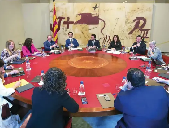  ?? EFE ?? Reunión semanal del Ejecutivo de Pere Aragonès ayer en el Palau de la Generalita­t monopoliza­da por la respuesta lingüístic­a