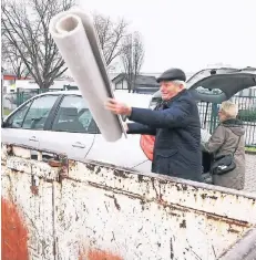  ??  ?? Horst Köhnen und Brigitte Peters aus Friemershe­im haben ausgemiste­t und liefern alte Teppiche am Recyclingh­of ab.