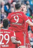  ??  ?? Müller felicita al goleador Lewandowsk­i.