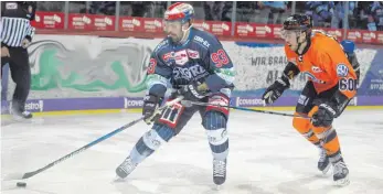  ?? FOTO: DIETER REINHARDT ?? Damien Fleury (links) und der SERC verlor gegen die Eisbären Berlin.