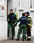  ?? Foto: Silvio Wyszengrad ?? Klingeln und noch mal klingeln: Polizis ten überprüfen, ob noch jemand in den Wohnungen ist.