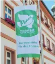  ?? ARCHIVFOTO: GRUNERT ?? Die Mayors for Peace-Flagge am Ellwanger Rathaus.