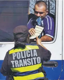  ??  ?? Infraccion­es. La Policía de Tránsito realiza varios operativos para verificar que los conductore­s de transporte público tengan sus documentos vigentes. Las principale­s multas tienen que ver con no respetar paradas y tiempos.