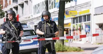 ?? FOTO: DPA ?? Ende Juli stach ein Mann in einem Hamburger Supermarkt mit einem Messer um sich, tötete dabei einen Menschen und verletzte andere Kunden zum teil schwer. Die Polizei sicherte nach der Attacke das Gelände im Stadtteil Barmbek ab.