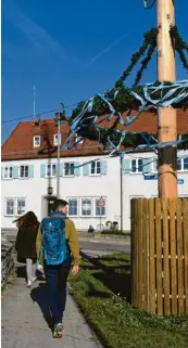  ??  ?? Iris Josefine Gassner führt den Wanderer zu ihrem Hasen.