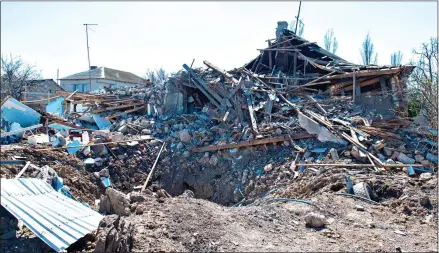  ?? ?? DIRECT HIT: All that is left of a house in Shevchenko­ve after a Russian bombardmen­t. Right: Daria in her shelter