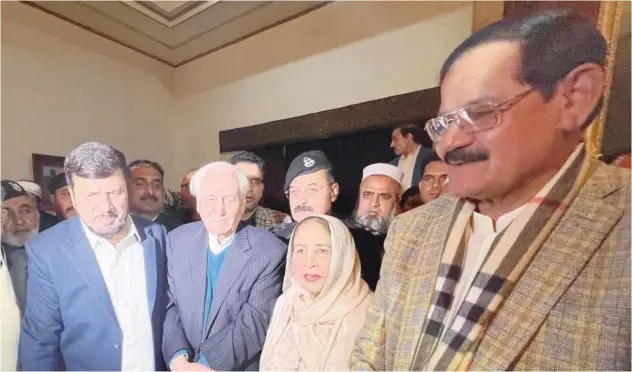  ?? ?? ↑
Ghulam Ali (left), Azam Khan (second left) and other politician­s after the oathtaking ceremony in Governor House in Peshawar on Saturday.