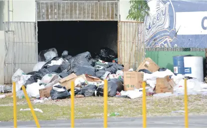  ?? GLAUCO MOQUETE/LISTÍN DIARIO ?? Una gran acumulació­n de basura existe en la parte izquierda del estadio, próximo a un estadio de pequeñas ligas construido hace poco por los Tigres del Licey para que los niños entrenen allí.