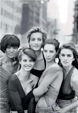  ?? EFE / PETER LINDBERGH ?? Campbell, Evangelist­a, Patitz, Turlington y Crawford, en 1990.