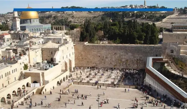  ?? Wikipedia photo ?? The Jewish prayer site at the Western Wall/Temple Mount and the Dome of the Rock/Al-Aqsa Mosque complex, the third holiest site in Islam, behind it.